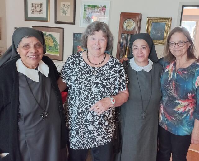 Sr. Sara und Sr. Takla, die in Nachfolge von Sr. Emmanuelle Projekte in Kairo fortsetzen zu Besuch bei der langjährigen Hilfswerk-Sprecherin Lore Bayer (2. v. l.) und der aktuellen Sprecherin Waltraud Liebich (r.). | Foto: HW Emmanuelle/Liebich
