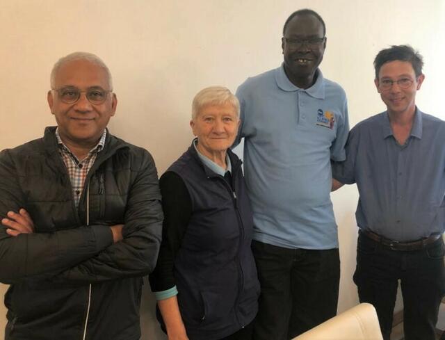 Amir Istfanous und Anni Handler vom Komitee des Hilfswerks Schwester Emmanuelle mit ihrem Gast aus dem Südsudan Betram Gordon Kuol und Pfarrer Vikar Johannes Biber. | Foto:  HW Sr Emmanuelle/Liebich