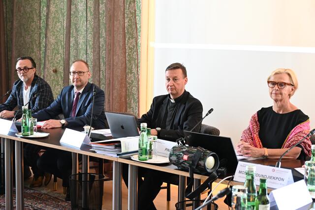Zum Religionsunterricht berieten die Bischöfe mit Schulamtsleitern. V. l.: Walter Prügger (Graz-Seckau), Erwin Konjecic (Salzburg) und BiKo-Generalsekretär Peter Schipka.. | Foto: Kathpress/Wuthe