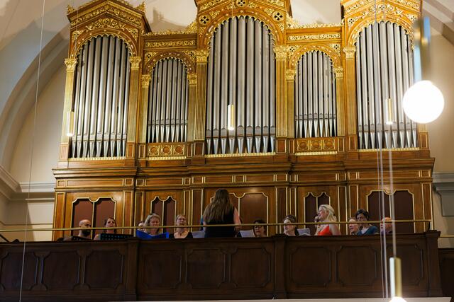 Der Regenbogenchor unter der Leitung von Zeljka Hrestak gestaltete den Gottesdienst mit. | Foto: Neuhold