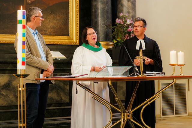 Heinz Schubert von der ökumenischen Initiative Homosexuelle und Glaube (HuG) mit den beiden Leitenden des Gottesdienstes Elisabeth Fritzl (katholische Kirche) und Friedrich Eckhardt (evangelische Kirche). | Foto: Neuhold