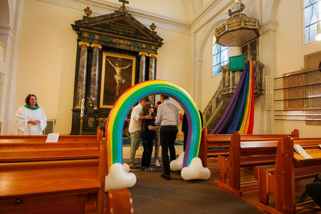 Unter dem Segens-Regenbogen konnten sich Menschen gegenseitig segnen. | Foto: Neuhold