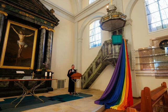 "Gott schließt einen Bund mit den Menschen und der Regenbogen sagt: Die Farbe Deines ganz persönlichen Lebens – sie gehört dazu. Du hast Platz unter dem Regenbogen!", predigte Friedrich Eckhardt beim CSD-Gottesdienst | Foto: Neuhold