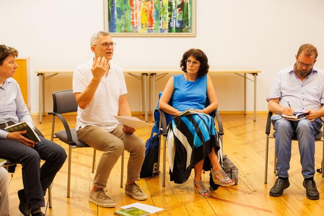 Erwin Löschberger stellte Beispiele für Symbolgottesdienste vor. | Foto: Neuhold