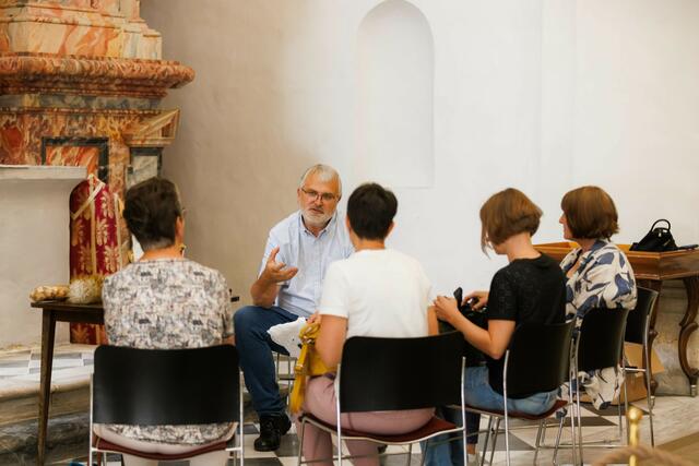 Diözesankonservator und Direktor des Diözesanmuseums Heimo Kaindl gab einen Crash-Kurs zur richtigen Pflege der Kirchen und ihrer Ausstattung | Foto: Neuhold