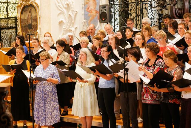 Ein großer Projektchor führte Teile der eigens in Auftrag gegebenen Messe "Ich bin da" beim anschließenden Festgottesdienst im Dom auf. | Foto: Neuhold
