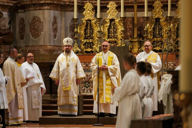 Weihbischof Maksym Ryabukha aus der Ukraine (Mitte links), aktuell Gast in der Steiermark, feierte den Gottesdienst mit Bischof Wilhelm Krautwaschl (Mitte) mit. | Foto: Neuhold