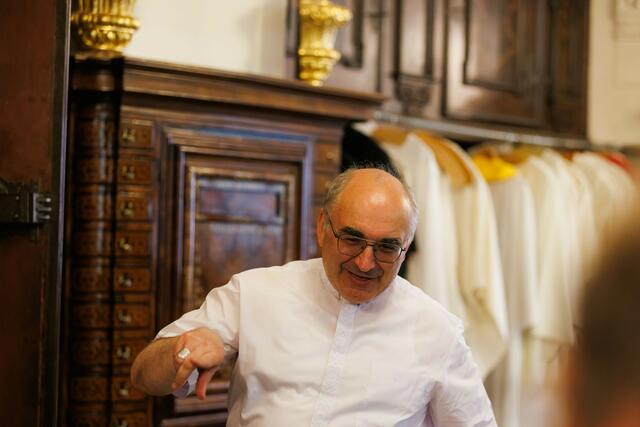 Bischof Wilhelm Krautwaschl führte in einem eigenen Workshop gemeinsam mit Christoph Paar in die Spezialitäten eines Bischofs-Gottesdienstes im Wandel der Zeit ein.  | Foto: Neuhold