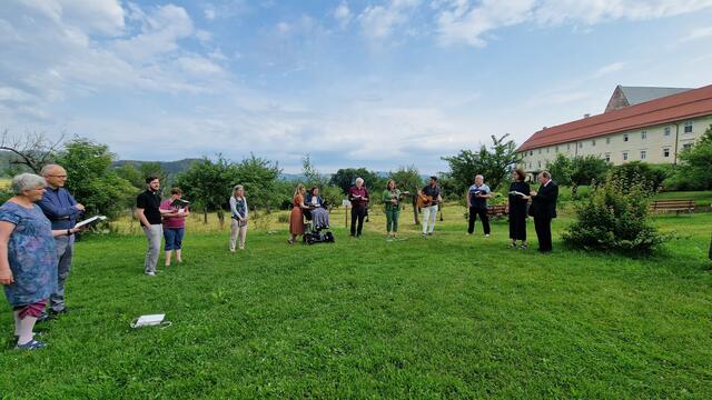 Morgenlob im Freien - P. Niklas Müller (3. v. l.) berichtet von seinen Eindrücken von der Pastoralen Fortbildung der Katholischen Kirche Steiermark im Stift St. Georgen am Längsee. | Foto: Krautwaschl