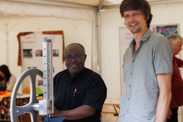 Auch die entwicklungspolitische Organisation der Katholischen Männerbewegung „Sei So Frei“ war vertreten, und Alexander Auer (r.) präsentierte mit Projektpartner Fr. Valentine Rwelengera aus Tansania (l.) das erfolgreiche Plastic-Recycling-Projekt. | Foto: Neuhold