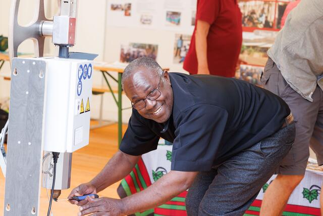 Fr. Valentin Rwelengera aus Tansania bedient die Recycling Maschine. | Foto: Neuhold
