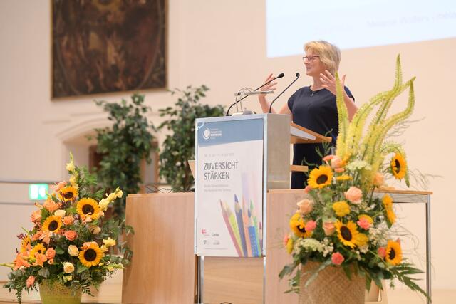 Zuversicht nicht mit naivem Optimismus verwechseln, betonte die Salvatorianerin und Autorin Melanie Wolfers. | Foto: Hiwa Naghshi/eds