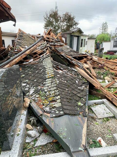 Das herabfallende Turmdach verwüstete den Friedhof. | Foto: Obernosterer
