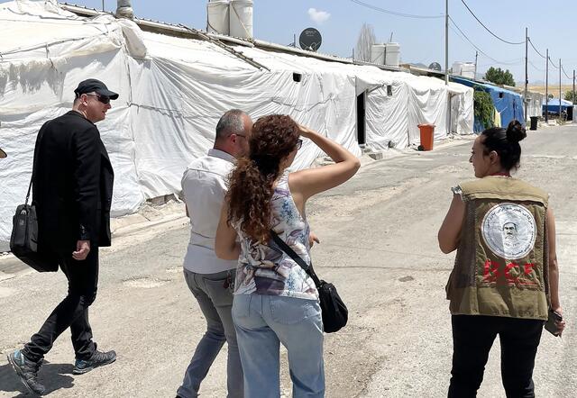 Die ICO-Delegation im Jesiden-Camp Dawidiya, rechts im Bild die Leiterin des Camps. | Foto: Pulling