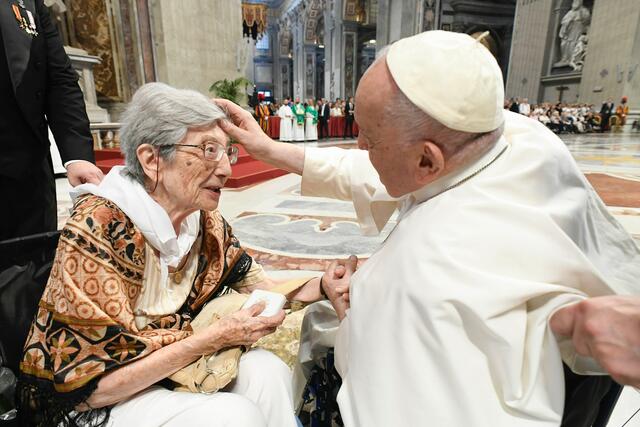Von Rollstuhl zu Rollstuhl - Papst Franziskus segnet eine Seniorin am Ende des Gottesdienstes zum Welttag der Großeltern und Älteren am 23. Juli im Petersdom. | Foto: KNA