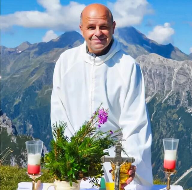 und als Wortgottesfeier-Leiter bei einem Berggottesdienst  | Foto: privat