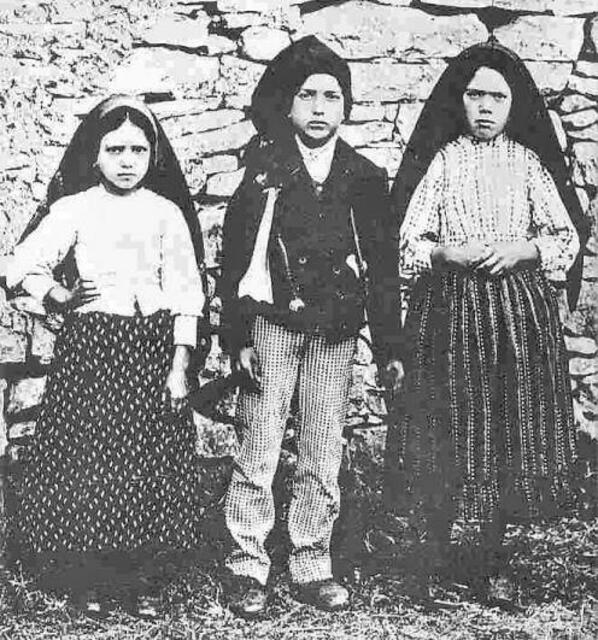 Die Seherkinder Jacinta, Francisco und Lucia (v. l.) waren beim Schafehüten, als ihnen Maria am 13. Mai 1917 erstmals erschien.  | Foto: wmc