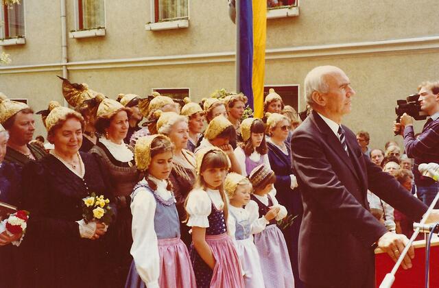 Historische Aufnahme einer Goldhauben- und Trachtengruppenfahrt - damals im Beisein von Dr. Rudolf Bundespräsident Kirchschläger. | Foto: Volkskultur Niederösterreich