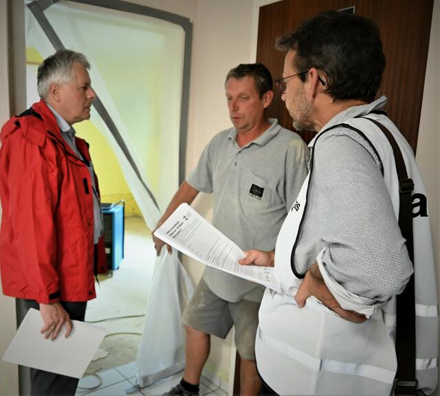 Caritas-Vizedirektor Erich Hohl (l.) besuchte mit Caritas-Regionalkoordinator Michael Fürnschuss (r.) Hochwasser-Betroffene. | Foto: Caritas Steiermark