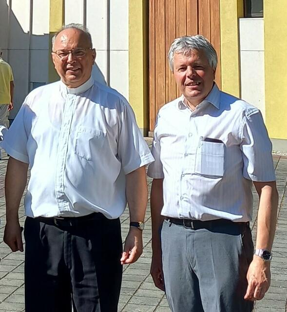 Von der schwierigen Lage der Priester seiner Diözese berichtete Kanzler Pero Ivan Grgić (l.) Caritas-Vizedirektor Erich Hohl (r.). | Foto: Caritas