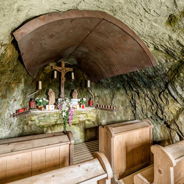 Die Felsenkapelle bei der Bonn-Matreier-Hütte auf 2.750 Meter Seehöhe – ein buchstäblich in Stein gehauener Glaube.  | Foto: Heinrich Bolte