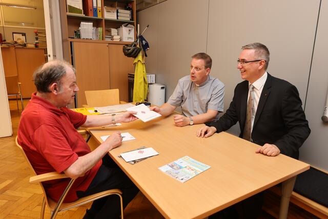 Sonntagsblatt-Gespräch. Herbert Meßner mit Prior Robitschko und dem Leitenden Komtur Bernhard Aichernig.  | Foto: Neuhold