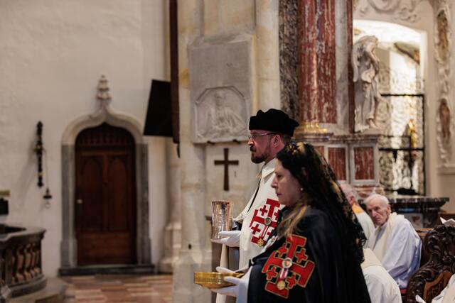 In der Karwoche bei der Liturgie im Grazer Dom. Ritter Johann Schlatzer und Dame Anna Maria Valle bringen die Gaben für die Eucharistie. | Foto: Neuhold