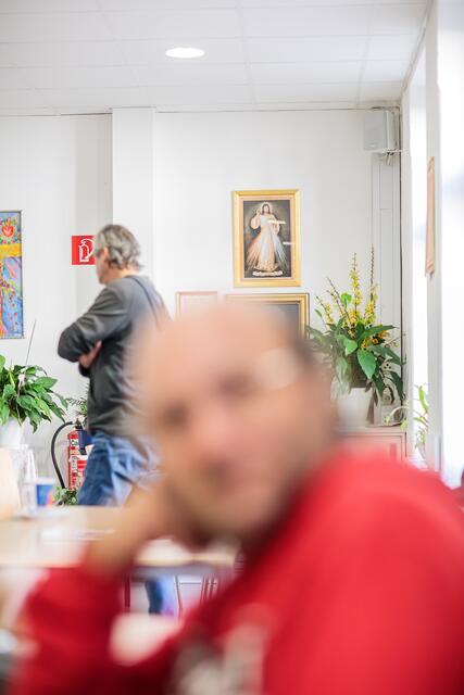 Im Marienstüberl erhalten Bedürftige eine warme Mahlzeit. Armutsbetroffene können Lebensmittel für zu Hause mitnehmen. Gemüsebauer Andreas ist dankbar, dass Produkte, die sonst niemand will, dort gebraucht und geschätzt werden. | Foto: Neuhold