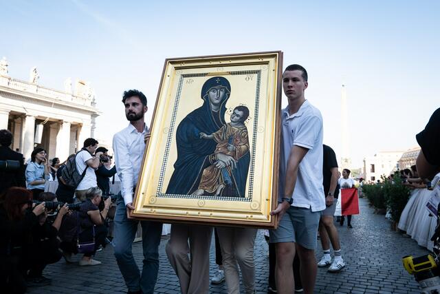 Ein großes Bild von Maria mit dem Jesuskind wird zum Ökumenischen Abendgebet getragen, das der Synode vorangestellt wurde. | Foto: KNA