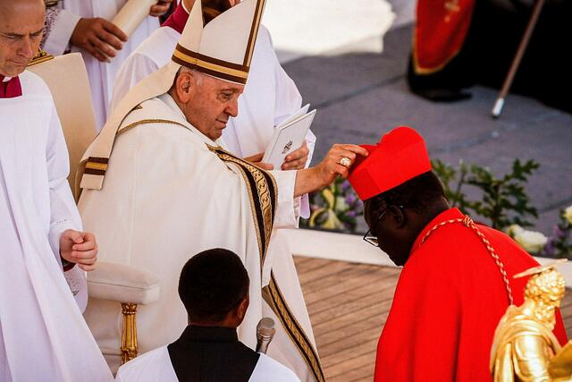 Das Kardinalsbirett setzt der Papst den neuen Kardinälen selbst auf. Im Bild: Kardinal Stephen Mulla aus dem Südsudan. | Foto: Lola Gomez/CNS photo/KNA 