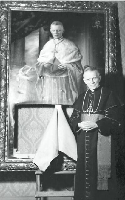 Kardinal Innitzer (1875-1955) vor einem durch die Hitlerjugend zerstörten Gemälde.   | Foto: Erzdiözese Wien