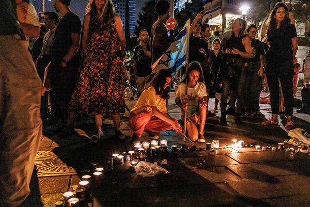 Bei einer Demonstration am 14. Oktober in Tel Aviv entzündeten junge Frauen Kerzen für Opfer und Verschleppte. | Foto: KNA