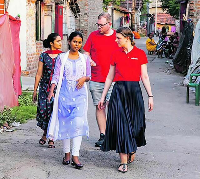 Unterwegs im Slum: Missio-Mitarbeiterin Tabea Planz (vorne rechts) und Caritas-Sozialarbeiterin Rishma Patra (vorne links). | Foto: Missio
