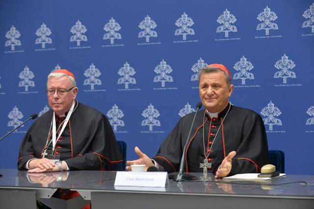 Bei der Pressekonferenz zum Ende der Synode gaben Kardinal Mario Grech (r.) und Kardinal Jean-Claude Hollerich (l.) auch Einblick in die Abstimmungsergebnisse des Abschlusstextes.