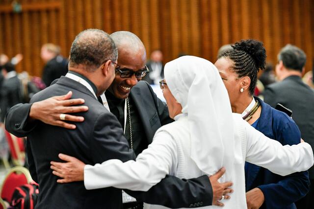 Die Weltsynode zur Synodalität war geprägt von offenen Gesprächen auf gleicher Augenhöhe. Die runden Tische, die bis zur zweiten Versammlung 2024 eingelagert werden, wurden zu einem Symbol dafür. 
 | Foto: KNA