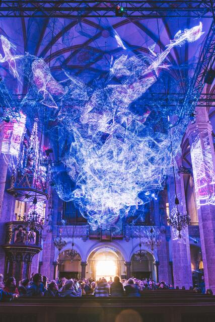 Beim Festival Klanglicht warteten in Graz lange Menschenschlangen vor den Orten beeindruckender Kunstinstallationen. So auch vor der Stadtpfarrkirche in der Herrengasse. Das „Quiet Ensemble“ begeisterte mit „Solar dust“ (Sonnenstaub), der sich in funkelnden Sternen ausbreitete und den Kirchenraum mit Lichtskulpturen erfasste. | Foto: Luke Goodlife