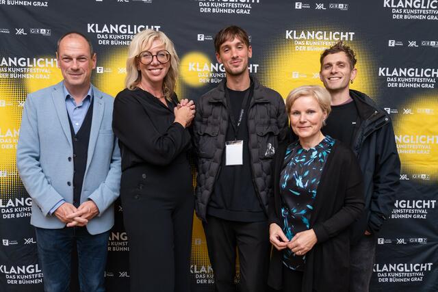 Stadtpfarrpropst Ewald Pristavec, Klanglicht-Kuratorin Birgit Lill-Schnabl, Nicolas Roziecki und Alessio Troya (für das Solardust-Team), Gertraud Schaller-Pressler Kooperationspartnerin (Kirchen Kultur Graz), v.li.n.re.  | Foto: Verena Koch