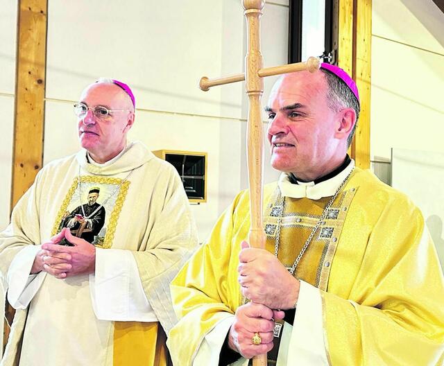 Bischof Ägidius J. Zsifkovics überbrachte einen Mariazeller Pilgerstab für den Ortsbischof Ivo Muser. | Foto: Franz Josef Rupprecht