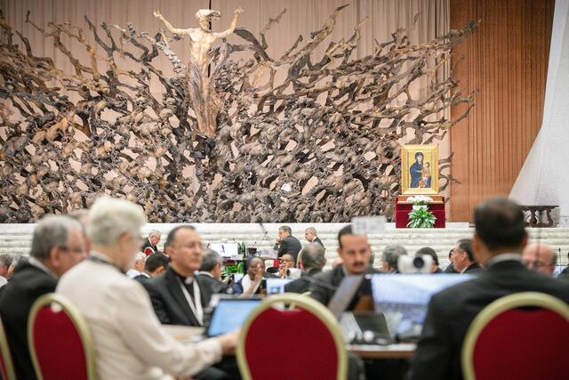 Die runden Tische der Synode über Synodalität haben Eindruck hinterlassen – der besondere Kommunikationsstil ebenfalls.
 | Foto: KNA