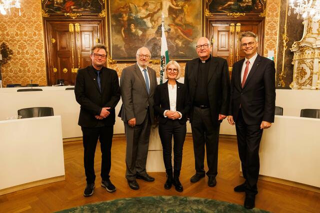 Beim ökumenischen Jahresempfang im Landtag: (v. l.) evangelisch-methodistischer Pastor Frank Moritz-Jauk, evangelisch-lutherischer Altbischof und Festredner des Abends Michael Bünker, Landtagsabgeordnete und zweite Landtagspräsidentin Gabriele Kolar, Vorsitzender des Ökumenischen Forums Steiermark Christian Leibnitz und der evangelische Superintendent Wolfgang Rehner.  | Foto: Gerd Neuhold - Sonntagsblatt für Steiermark