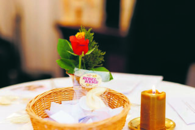 Die Bibel schmeckt: Während der Bibelwoche Ende Jänner wurden selbstgebackene Bibelkekse verschenkt. Jugendliche beschäftigten sich mit der Bergpredigt. Textzeilen daraus wurden eingebacken. | Foto: Gerd Neuhold