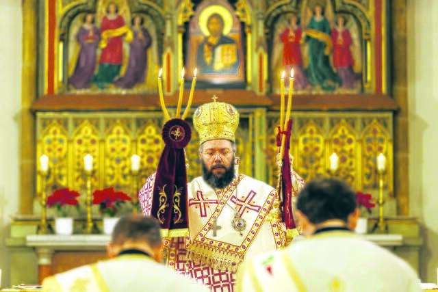 Einmaliges ökumenisches Ereignis in der Steiermark. Der griechisch-orthodoxe Metropolit Arsenios Kardamakis spendete den bischöflichen Segen am 29. Jänner in der Stadtpfarrkirche. Bischof Krautwaschl predigte bei der orthodoxen Liturgie. | Foto: Gerd Neuhold