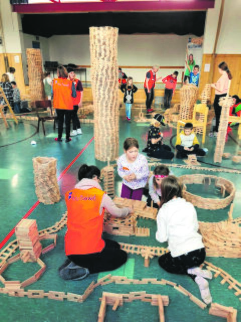 Die Bibel erleben als biblische Holzbauwelt war im März eine Initiative aus dem Seelsorgeraum Oberes Ennstal. In der Mittelschule Stein an der Enns waren über 70 Kinder eifrig am Werk, um rund um den Turm zu Babel Biblisches in Holz darzustellen. 64.000 Steine wurden verbaut, 
zwischen dem Bauen wurden Ostergeschichten gelesen. | Foto: Griesebner