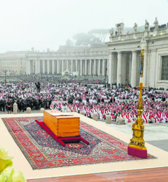 „In deine Hände“. Papst emeritus Benedikt XVI. starb am Silvestertag 2022 und wurde nach einem Abschiedsgottesdienst, den Bischof Wilhelm Krautwaschl „als Zeichen der Hoffnung“ erlebte, in der Krypta des Petersdomes in Rom beigesetzt. Beim Requiem am 5. Jänner 2023 nahmen mehr als 50.000 Menschen teil, über 200.000 Menschen nahmen in den Tagen davor Abschied | Foto: KNA