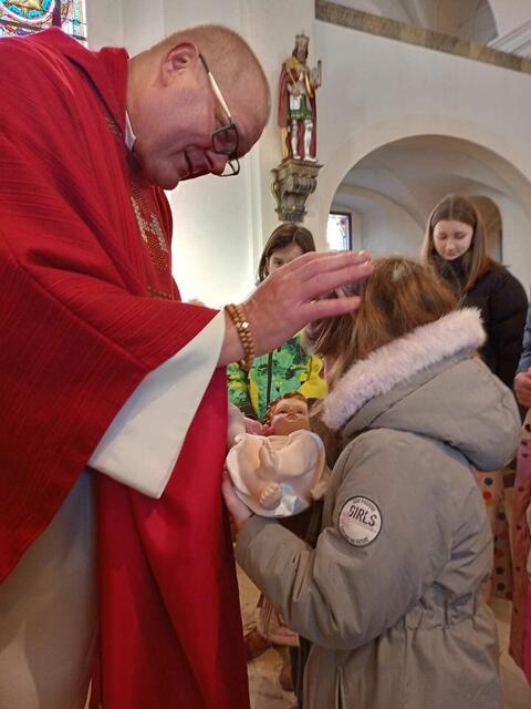 Pfarrer Marian Debski segnete die Kinder. | Foto: Wurzinger