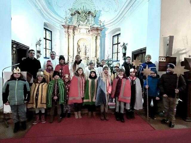 Eine große Schar, insgesamt 25 Mädchen und Burschen, waren in der Pfarre Maria Ponsee an mehreren Tagen als Sternsinger unterwegs. Sie brachten den Bewohnern mit ihren Liedern und Sprüchen viel Freude und Gottes Segen. Am 6. Jänner wurde bei der Sternsingermesse alllen Beteiligten und Spendern für ihren Einsatz, ihre Mithilfe und die zahlreichen Spenden gedankt. Für die Sternsinger und ihre Begleiter gab es eine Sternsingerjause im Pfarrheim.

 | Foto: Martina Haselmaier