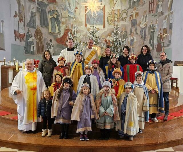 Im Rahmen des Gottesdienstes am Dreikönigstag feierten die Sternsinger der Pfarre Gmünd-Neustadt den Gottesdienst in der Herz-Jesu-Kirche mit. Insgesamt haben heuer 36 Sternsinger im Pfarrgebiet den Segen von Haus zu Haus getragen und dabei um Spenden für die Mission gebeten. | Foto: Harald Winkler