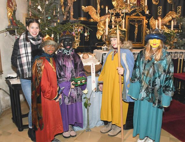 Die Sternsinger in der Pfarre Windhag waren unterwegs, um im Rahmen der Sternsingeraktion der Katholischen Jungschar für Hilfsprojekte zu sammeln und zugleich den Segen des neugeborenen Kindes von Betlehem in die Häuser zu bringen.  | Foto: zVg