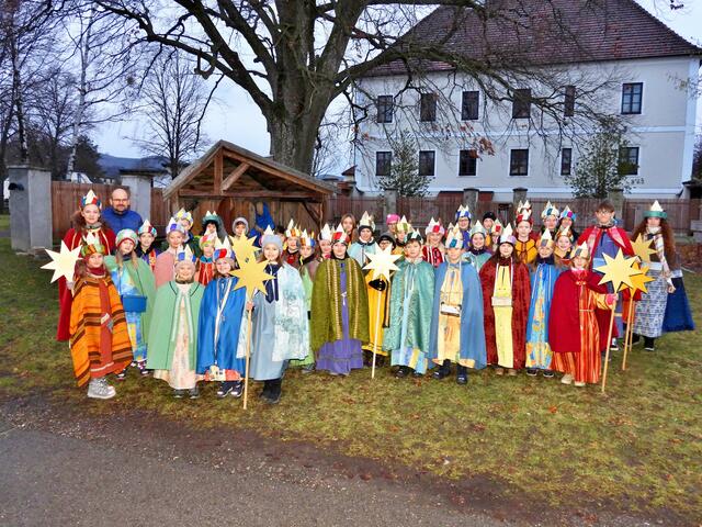 In den Tagen des 4. und 5. Januars zogen die Sternsinger der Pfarre Kilb wieder durch das Pfarrgebiet, um Segen zu bringen und Spenden für einen guten Zweck zu sammeln. Insgesamt waren 11 Gruppen außerhalb des Marktes und 10 Gruppen im Ort unterwegs, um die Botschaft der Sternsinger zu verbreiten. | Foto: zVg
