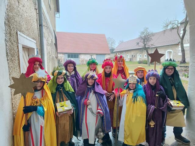 In der Pfarre Theras zogen heuer die Sternsinger am 6. Jänner in drei Gruppen von Haus zu Haus, um den Bewohnern den Neujahrssegen zu überbringen. | Foto: zVg